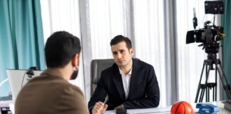 O Ηρακλής πιάνει δουλειά στην εταιρεία του Δημήτρη