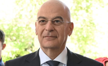 Εντός και Εκτός: Δεν έχουμε να χωρίσουμε τίποτα με τον τουρκικό λαό, λέει ο Δένδιας
