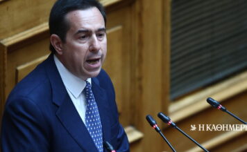 Ν. Μηταράκης: Μοίρασε προεκλογικά φυλλάδια ως υποψήφιος βουλευτής Χίου