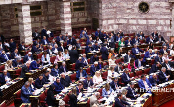 Μπλόκο στην Εξεταστική με απούσα την αντιπολίτευση