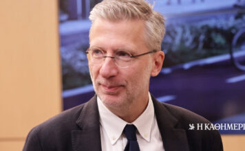 Εντός και Εκτός: Η ΕΥΠ, οι μετατάξεις και η σύγκρουση στη Βουλή