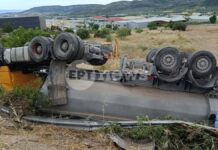 Ανατροπή φορτηγού στην είσοδο του Βόλου – Στο νοσοκομείο ο οδηγός
