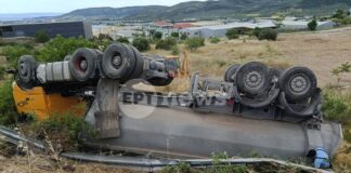 Ανατροπή φορτηγού στην είσοδο του Βόλου – Στο νοσοκομείο ο οδηγός
