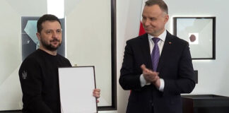 Η Πολωνία εξοργισμένη ζητά να αφαιρεθεί παράσημο που έχει αποδώσει στον Ζελένσκι