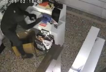 Χαλκιδική: Καρέ καρέ η δράση διαρρηκτών που εισέβαλαν σε κατάστημα με οπτικά