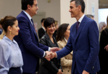 Η Ισπανία επιμένει στους κανόνες για social media και AI, παρά την πίεση από τις μεγάλες εταιρείες τεχνολογίας