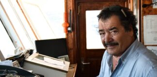 Με βιολιά, τραγούδια και κόρνες πλοίων το «τελευταίο αντίο» στον θρυλικό καπετάνιο των Κυκλάδων –Δείτε βίντεο