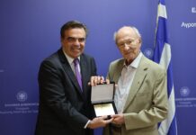 Τιμητική διάκριση στον Άγγελο Ζαχαρόπουλο για την προσφορά του στον πρωτογενή τομέα απένειμε ο Σχοινάς