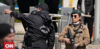 Άγκυρα: Κρέμασε την τρίχρονη κόρη του από το παράθυρο – Στο ένα χέρι κρατούσε μαχαίρι