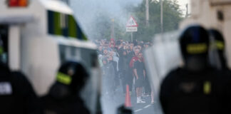 Μπέλφαστ: Ακροδεξιοί κουκουλοφόροι πετούν πέτρες κατά αστυνομικών – Κανόνι νερού χρησιμοποιεί η αστυνομία