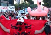 Η «Επανάσταση των Φλαμίνγκο» στην Αλβανία φέρει τη σφραγίδα της Γενιάς Ζ