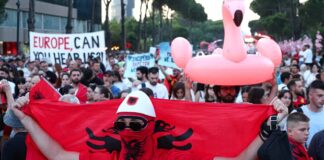 Η «Επανάσταση των Φλαμίνγκο» στην Αλβανία φέρει τη σφραγίδα της Γενιάς Ζ