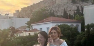 Μιμή Ντενίση: Κούκλες μάνα και κόρη – Με τουαλέτα η Μαριτίνα μοιάζει με Σύγχρονη Καρυάτιδα