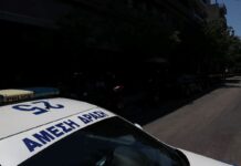 Συνελήφθη 37χρονη που καθόταν μεθυσμένη σε πεζοδρόμιο μαζί με την 8χρονη κόρη της