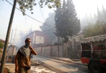 Μεγάλη φωτιά στο Δερβένι Θεσσαλονίκης: Στις αυλές των σπιτιών οι φλόγες – Ένας νεκρός και μία εγκαυματίας