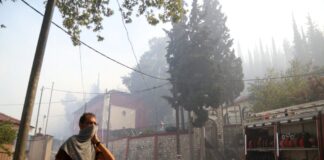 Μεγάλη φωτιά στο Δερβένι Θεσσαλονίκης: Στις αυλές των σπιτιών οι φλόγες – Ένας νεκρός και μία εγκαυματίας
