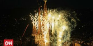 Φαντασμαγορική η τελετή στη Σαγράδα Φαμίλια παρουσία του Πάπα – Οι συμβολισμοί και τα μηνύματα