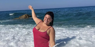 Η Δανάη Μπάρκα ανέβασε την 1η φώτο με μαγιό για φέτος και όλοι παρατήρησαν το σχόλιο που της έκανε ο σύντροφός της, Φάνης Μπότσης