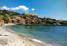 Ανάβυσσος: Συνελήφθη 72χρονος – Είχε τοποθετήσει παράνομα 200 ομπρέλες και 400 ξαπλώστρες στην παραλία