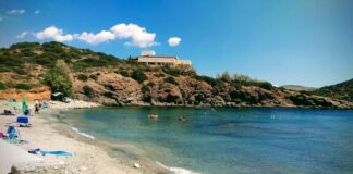Ανάβυσσος: Συνελήφθη 72χρονος – Είχε τοποθετήσει παράνομα 200 ομπρέλες και 400 ξαπλώστρες στην παραλία