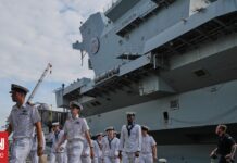Η ναυαρχίδα του Βασιλικού Ναυτικού της Βρετανίας καθηλώθηκε μετά από νέα βλάβη