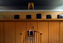 Στο εδώλιο 53χρονος που επιχείρησε να βγάλει τα μάτια του αδελφού του – «Είμαι αθώος» είπε στο δικαστήριο