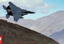 CNNi: Ο πιλότος του F-15 μετά την κατάρριψή του στο Ιράν είδε «σμήνος» drones σε σχηματισμό μέδουσας