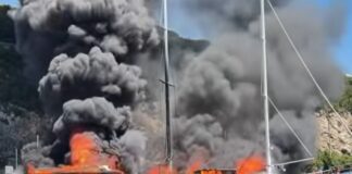 Παξοί: Στις φλόγες τυλίχτηκαν δύο σκάφη στο λιμάνι