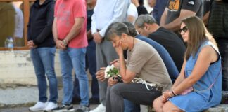 Δράμα: Οδύνη στην κηδεία της 45χρονης Αντιγόνης που δολοφονήθηκε από τον σύζυγό της