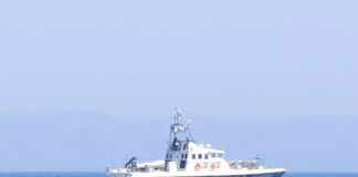 Παιδί σε φουσκωτό στρώμα παρασύρθηκε από τον δυνατό αέρα στα ανοιχτά