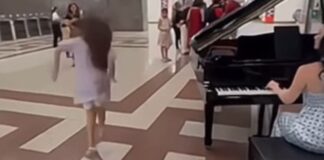 Όμορφες εικόνες στο Μετρό του Συντάγματος – Μικρό κορίτσι χόρευε ενώ μία γυναίκα έπαιζε πιάνο
