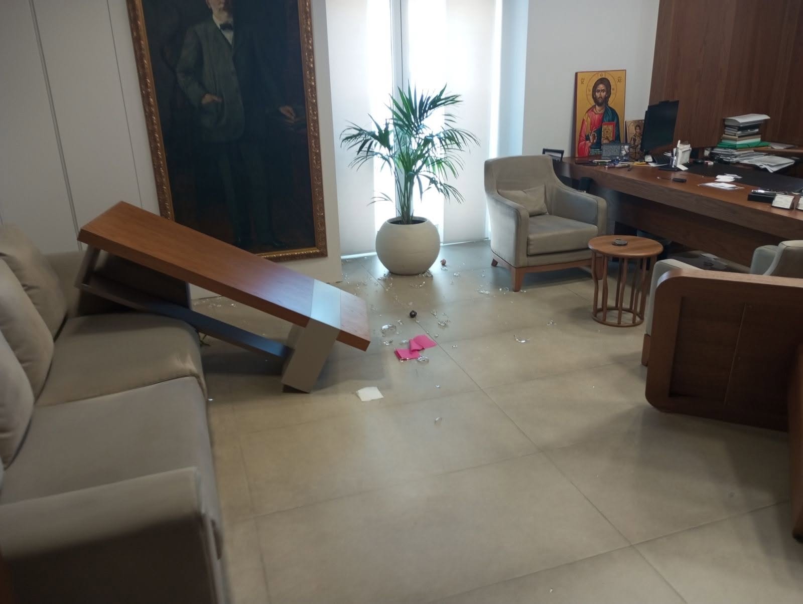 Χαμός στο Δημαρχείο Ρεθύμνου