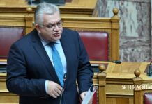Πέταξαν τρικάκια στο σπίτι του υφυπουργού Νίκου Παπαιωάννου
