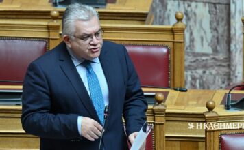 Πέταξαν τρικάκια στο σπίτι του υφυπουργού Νίκου Παπαιωάννου