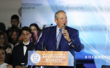 Νέες αιχμές Καραμανλή με στίχους του Κηλαηδόνη