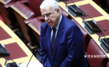 Στράτος Σιμόπουλος: Πέταξαν τρικάκια έξω από το σπίτι του στη Θεσσαλονίκη