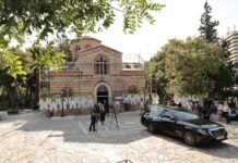 Μαίρη Λίντα: Αυτήν την ώρα το τελευταίο «αντίο» – Η λιτή τελετή και η παράκληση της οικογένειας