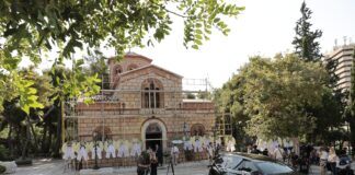 Μαίρη Λίντα: Αυτήν την ώρα το τελευταίο «αντίο» – Η λιτή τελετή και η παράκληση της οικογένειας