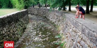 Ψαράδες με ειδική αποστολή: Σώζουν ψάρια από γαλλικά ποτάμια που στερεύουν λόγω καύσωνα