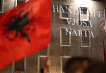 Αλβανία: Για ξέπλυμα χρήματος και εμπόριο ναρκωτικών ερευνάται ο επιχειρηματίας που πούλησε τη γη για το θέρετρο του Κούσνερ