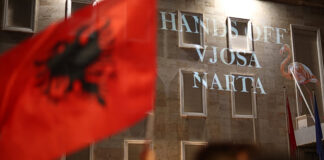 Αλβανία: Για ξέπλυμα χρήματος και εμπόριο ναρκωτικών ερευνάται ο επιχειρηματίας που πούλησε τη γη για το θέρετρο του Κούσνερ