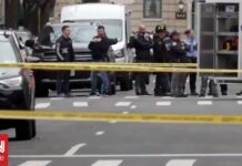 Νέα Υόρκη: Άνδρας αυτοπυρπολήθηκε κοντά στην έδρα του ΟΗΕ – Κρατούσε σημαία του Θιβέτ