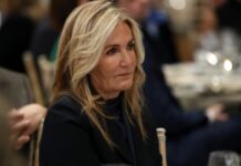 Όλοι κοιτούσαν τη Μαρέβα: Η εμφάνιση με μαύρο φόρεμα και εντυπωσιακά ψηλοτάκουνα στο πλευρό του Μητσοτάκη που έκλεψε τις εντυπώσεις