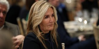 Όλοι κοιτούσαν τη Μαρέβα: Η εμφάνιση με μαύρο φόρεμα και εντυπωσιακά ψηλοτάκουνα στο πλευρό του Μητσοτάκη που έκλεψε τις εντυπώσεις