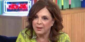 Ούτε πλαστικές, ούτε φίλτρα, ούτε ενέσιμα: Η Ελένη Ράντου ποζάρει στα 62 με κόκκινο μπικίνι, σε πισίνα και εντελώς άβαφη και αποδεικνύει ότι βάζει κάτω μέχρι και… 30άρες