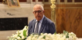 «Ταξιδιάρα ψυχή και αιώνια έφηβη η Μάρω μας»: Συγκινητικός ο επικήδειος του Νικήτα Κακλαμάνη
