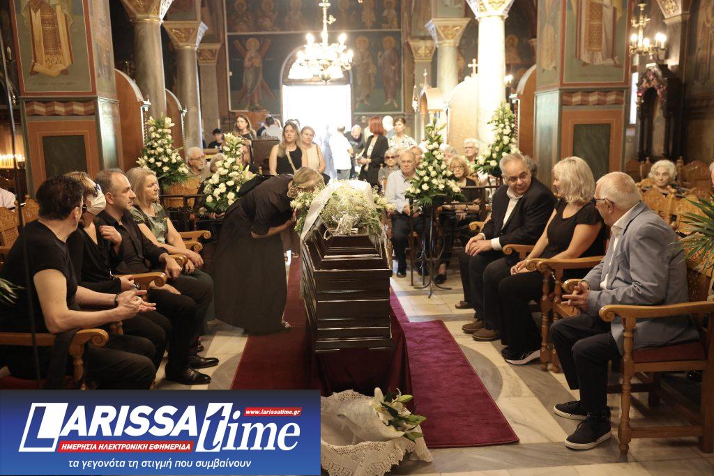 Μαίρη Λίντα: Αυτήν την ώρα το τελευταίο «αντίο» – Η λιτή τελετή και η παράκληση της οικογένειας