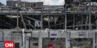 Ιαπωνία: «Βλέπουν» διαρροή αερίου για την έκρηξη στο mall – Ψάχνουν αγνοούμενους στα συντρίμμια