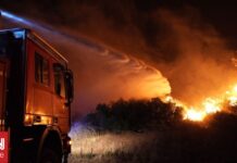Μάχη με τις φλόγες δίνουν 2.000 πυροσβέστες σε πύρινα μέτωπα στη νότια Γαλλία