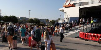 Γεμάτα αποχωρούν τα πλοία από τα λιμάνια του Πειραιά και της Ραφήνας